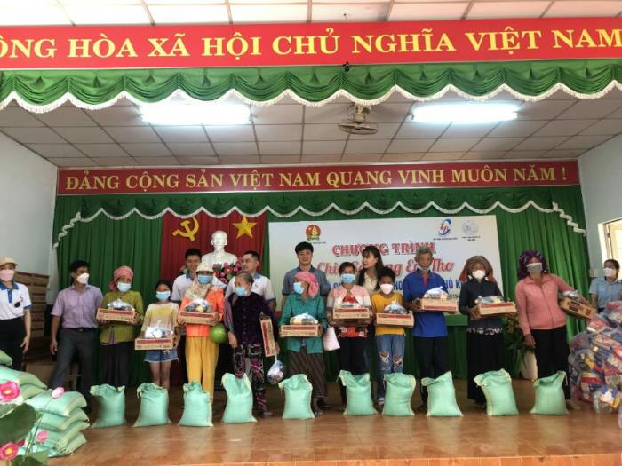 Trao quà cho bà con khó khăn và học sinh vượt khó tại Bình Phước (14/05/2022)